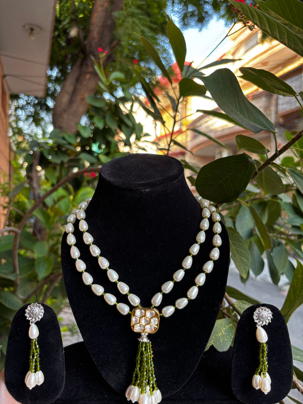DOUBLE LAYERED PEARL NECKLACE WITH SQUARE PENDANT