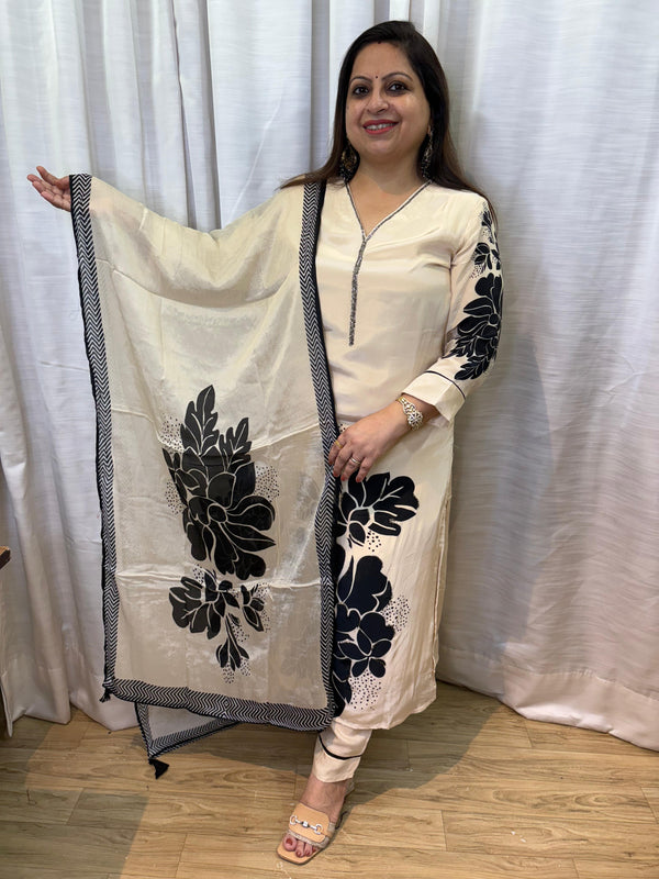 IVORY DIGITAL PRINTED CREPE KURTA SET WITH CHINNON DUPATTA